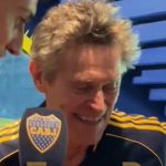 Astro de Hollywood, 'Duende Verde' assiste a jogo do Boca na Bombonera e vibra
