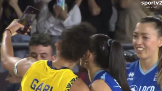 Gabi é tietada por atletas adversárias após estreia no Mundial Feminino de Vôlei