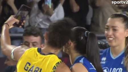 Gabi é tietada por atletas adversárias após estreia no Mundial Feminino de Vôlei
