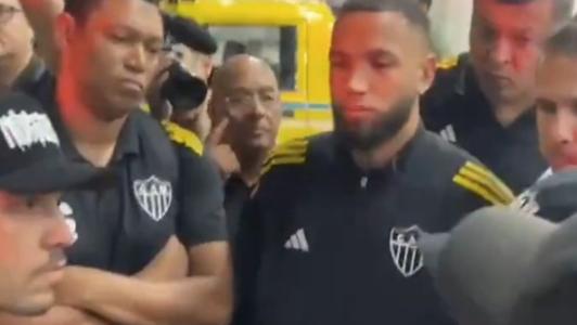 Membros de organizada do Atlético cobram jogadores após derrota para Botafogo