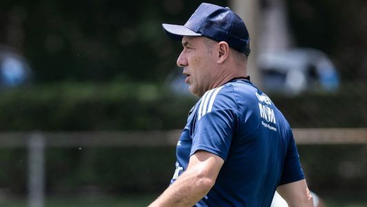 Leonardo Jardim, técnico do Cruzeiro, durante treinamento da equipe na Toca da Raposa II