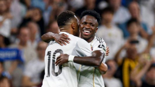 Vini e Mbappé celebram gol do brasileiro neste sábado (4), no Santiago Bernabéu