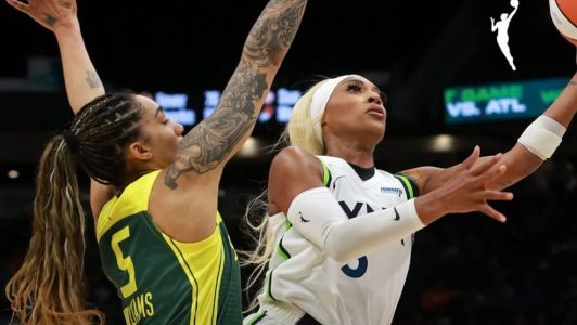 Disputa de bola na WNBA