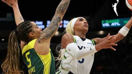 Disputa de bola na WNBA