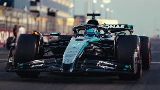 Carro da Mercedes em ação na temporada 2025