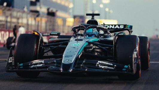 Carro da Mercedes em ação na temporada 2025