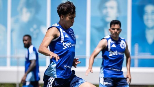 Kaio Jorge (no primeiro plano) e Bruno Rodrigues (segundo plano) durante treino do Cruzeiro na Toca da Raposa II