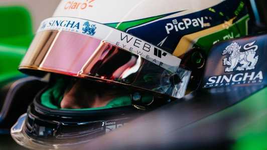 Gabriel Bortoleto antes do início do GP do Azerbaijão de Fórmula 1