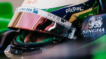 Gabriel Bortoleto antes do início do GP do Azerbaijão de Fórmula 1