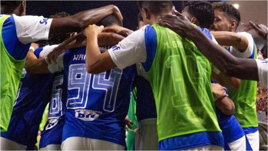 Time do Cruzeiro celebra durante o CRB 0 X 1 Cruzeiro nesta quinta-feira (7)