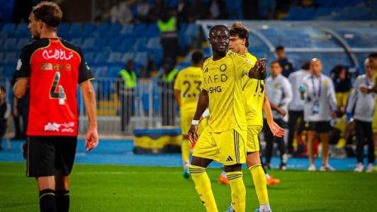 Sadio Mané, do Al-Nassr, celebra gol sobre o Al-Riyadh