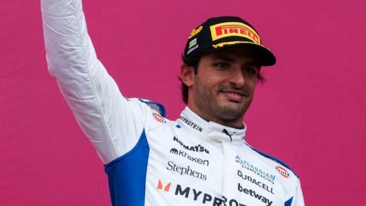 Carlos Sainz celebra o terceiro lugar do GP do Azerbaijão de Fórmula 1
