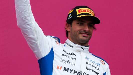 Carlos Sainz celebra o terceiro lugar do GP do Azerbaijão de Fórmula 1