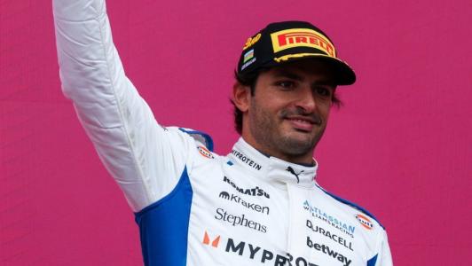 Carlos Sainz celebra o terceiro lugar do GP do Azerbaijão de Fórmula 1