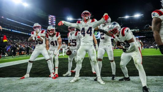 Jogadores do New England Patriots celebram ponto sobre Baltimore Ravens