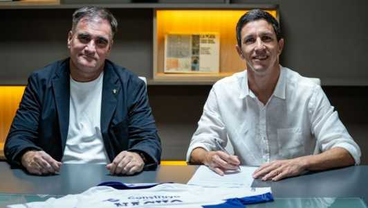 Nacho Fernández (à dir.) assina com o Gimnasia, da Argentina
