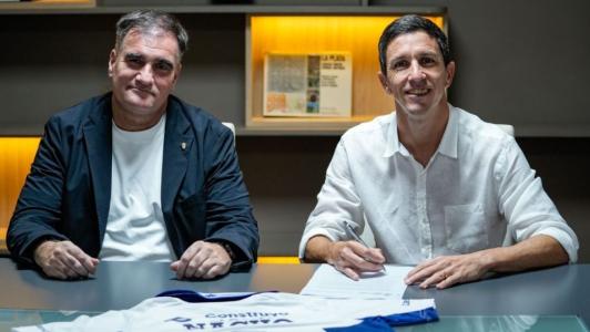 Nacho Fernández (à dir.) assina com o Gimnasia, da Argentina