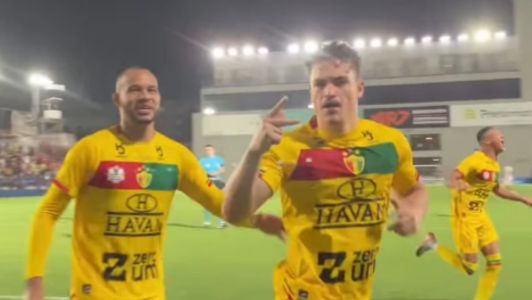 Guilherme Pira comemora segundo gol do Brusque contra a Ponte Preta