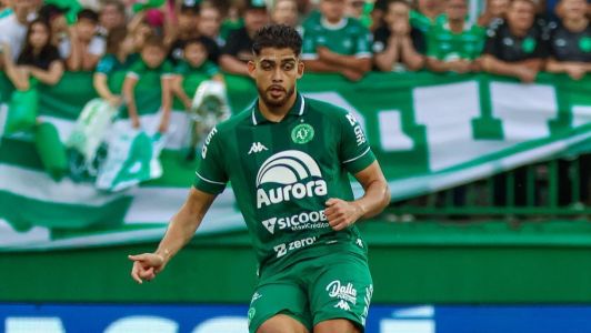 Victor Caetano em ação pela Chapecoense contra o Atlético-GO