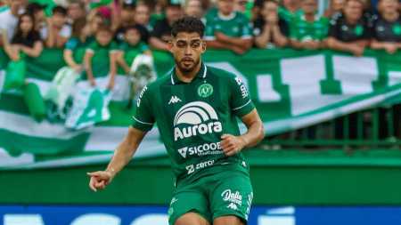 Victor Caetano em ação pela Chapecoense contra o Atlético-GO