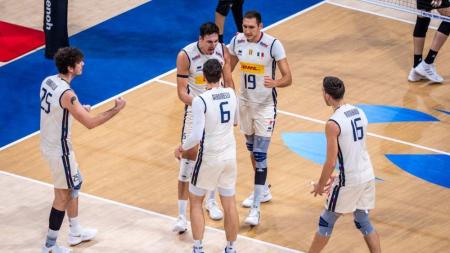 Jogadores da Itália celebram ponto sobre a Argentina pelo Mundial Masculino de Vôlei