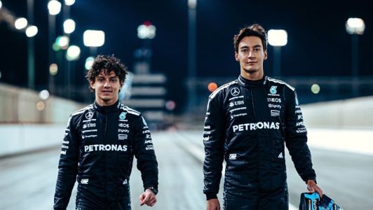 Kimi Antonelli (à esq.) e George Russell (à dir.), pilotos da Mercedes