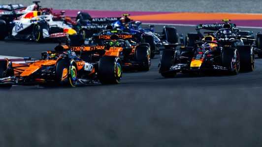 Carros da Fórmula 1 em ação durante o GP do Catar de Fórmula 1