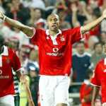 Ídolo de Cruzeiro e Benfica vira alvo de racismo por apoiar Vini Jr.