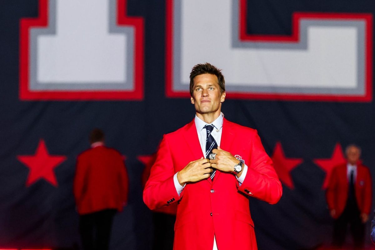 Astro do futebol americano, Tom Brady recebe tributo de franquia da NFL