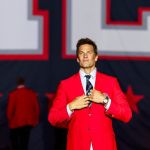 Astro do futebol americano, Tom Brady recebe tributo de franquia da NFL