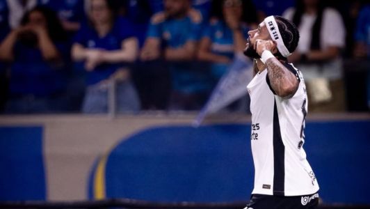 Memphis Depay comemora gol do Corinthians sobre o Cruzeiro