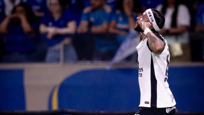 Memphis Depay comemora gol do Corinthians sobre o Cruzeiro