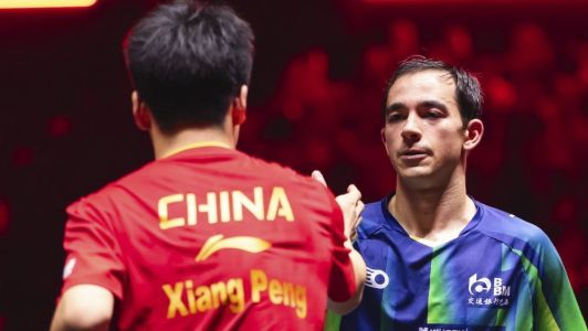 Hugo Calderano cumprimenta Xiang Peng após eliminação no China Smash