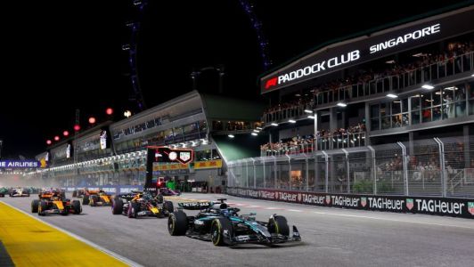 Carros da Fórmula 1 em ação no GP de Singapura de 2025