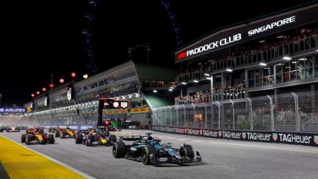 Carros da Fórmula 1 em ação no GP de Singapura de 2025