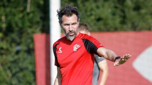 Eduardo Domínguez durante treinamento do Estudiantes-ARG