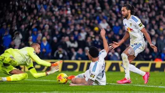 Jogadores de Leeds e Chelsea em ação pela Premier League
