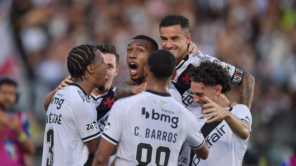 Rayan brilha, e Vasco bate Vitória com gol nos acréscimos pelo Brasileirão