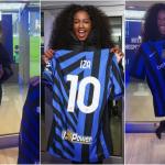 Gigante europeu presenteia cantora Iza com camisa personalizada, e web reage