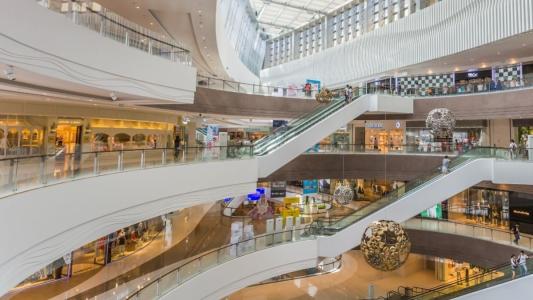 De acordo com informações da assessoria de imprensa do Corpo de Bombeiros, o fogo começou em uma das lojas do centro comercial e se propagou. Até o momento, não há informações sobre vítimas.