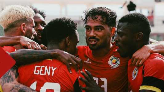 Jogadores de Moçambique celebram gol sobre o Gabão pela Copa Africana de Nações