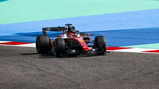 Charles Leclerc em ação pela Ferrari durante testes de pré-temporada da Fórmula 1