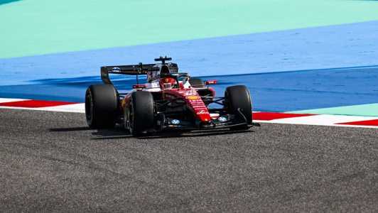 Charles Leclerc em ação pela Ferrari durante testes de pré-temporada da Fórmula 1