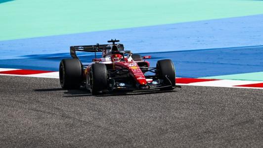 Charles Leclerc em ação pela Ferrari durante testes de pré-temporada da Fórmula 1