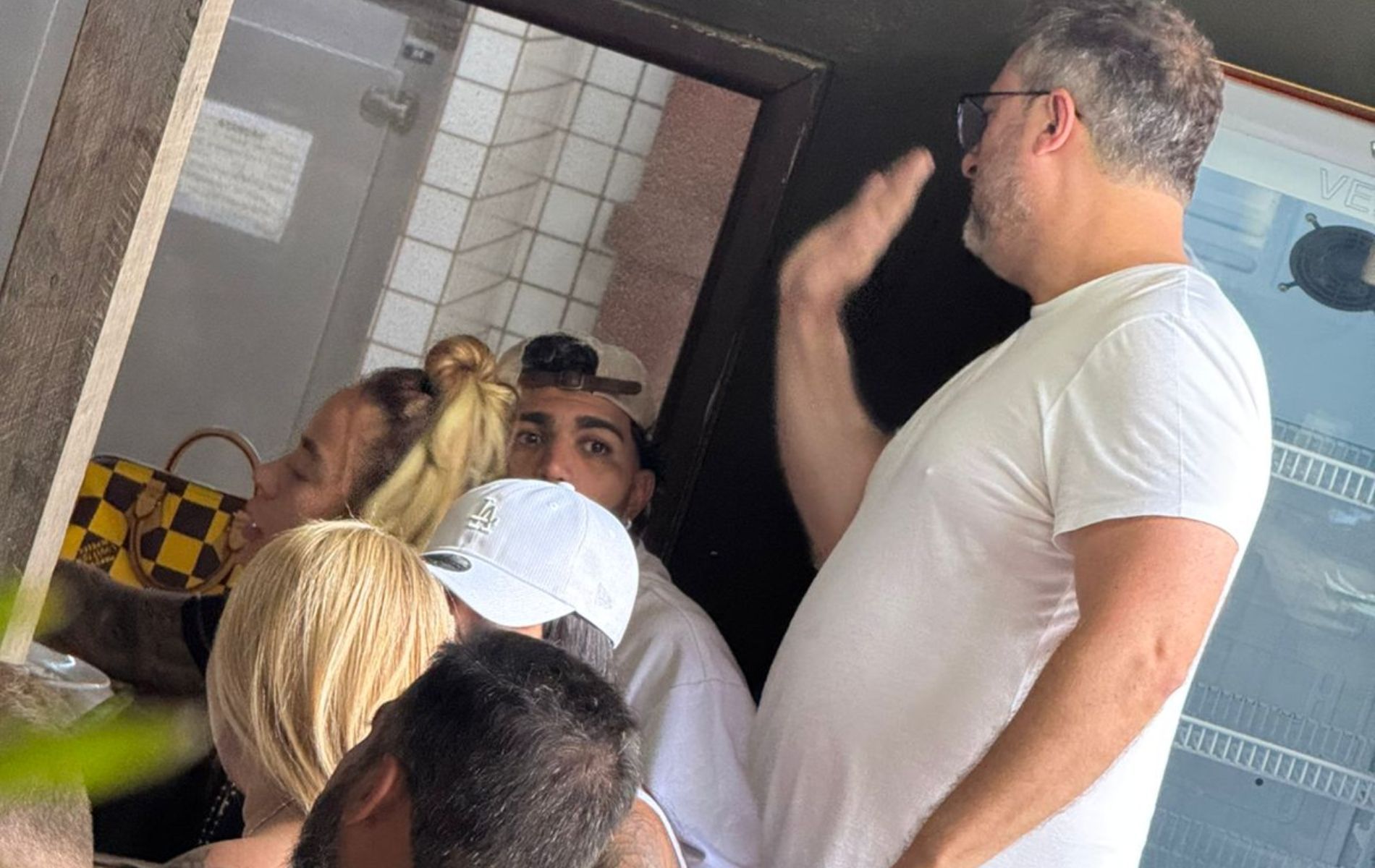 Cruzeiro: ao lado de Mattos e namorada, Gabigol curte 'modão' em restaurante de BH