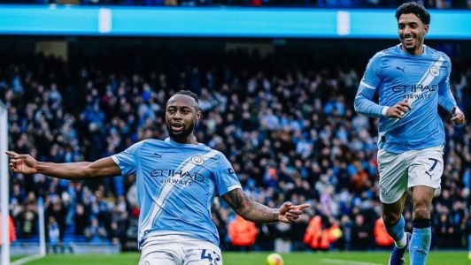 Semenyo (à esq.), do City, celebra gol sobre o Wolverhampton