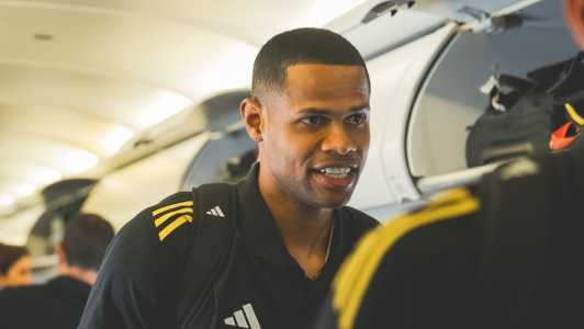 Júnior Santos, atacante do Atlético, em viagem da delegação rumo a Assunção para final da Sul-Americana
