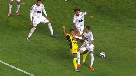 Neymar comete pênalti em Reinaldo