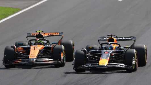 Lando Norris (à esq.) e Max Verstappen (à dir.) durante disputa por posição no GP da Itália