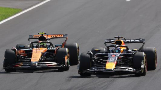 Lando Norris (à esq.) e Max Verstappen (à dir.) durante disputa por posição no GP da Itália